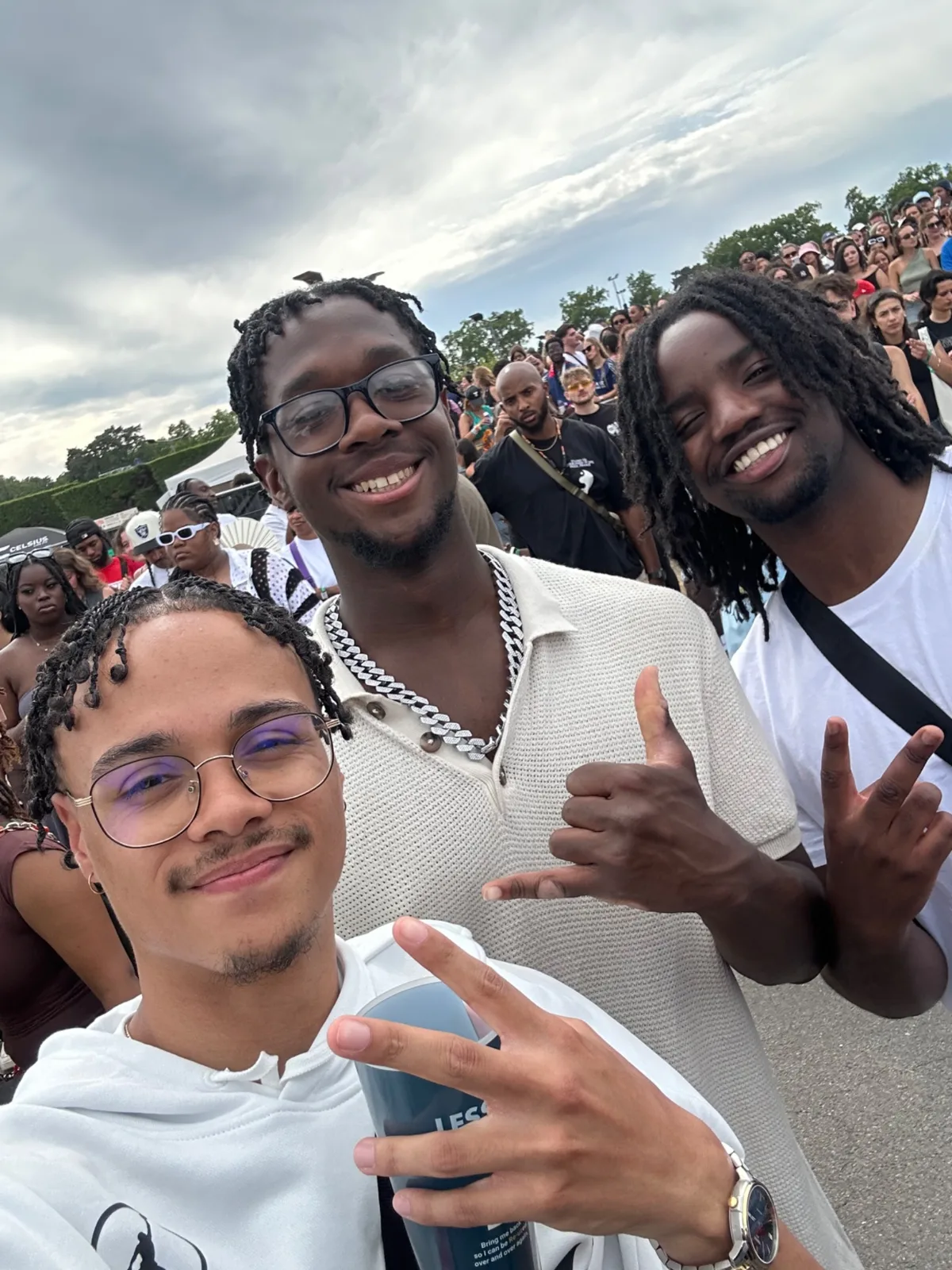 Joël-Junior avec ses amis lors d’un événement en plein air